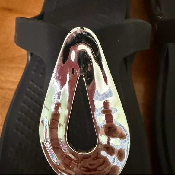 Crocs Women's Sanrah Liquid Silver Teardrop Black Flip Flop sandal size 5 shoe - Picture 8 of 13